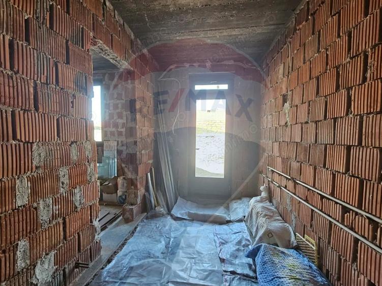 Casă cu 2 camere cu Teren 719 Mp în Central