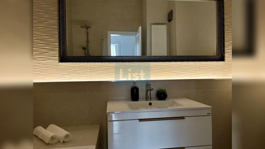 Apartament cu 2 camere semidecomandat, mobilat în Central