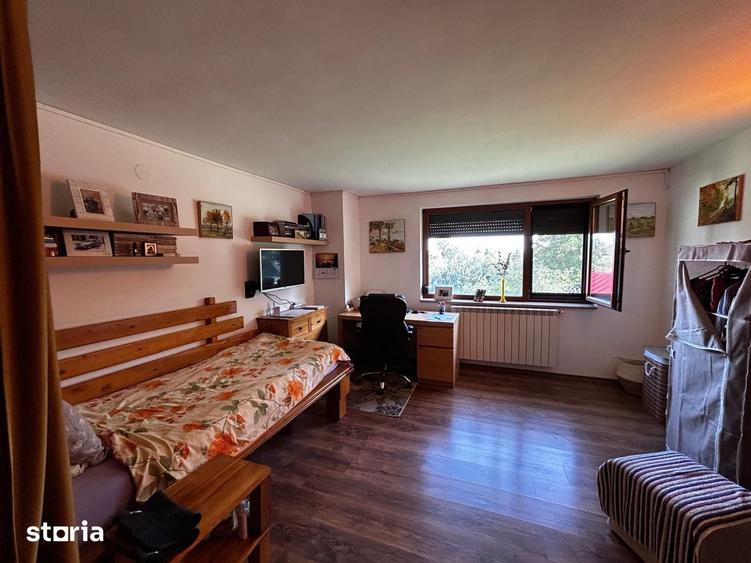 Casă cu 5 camere cu Teren 3800 Mp în Plopu