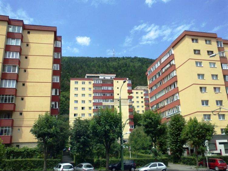 Apartament cu 3 camere decomandat în Răcădău