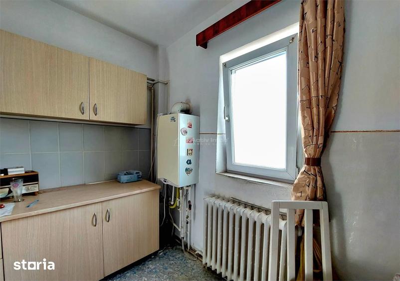 Apartament cu 3 camere decomandat în Piața