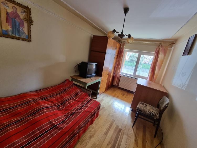 Apartament cu 3 camere decomandat, mobilat în Răcădău