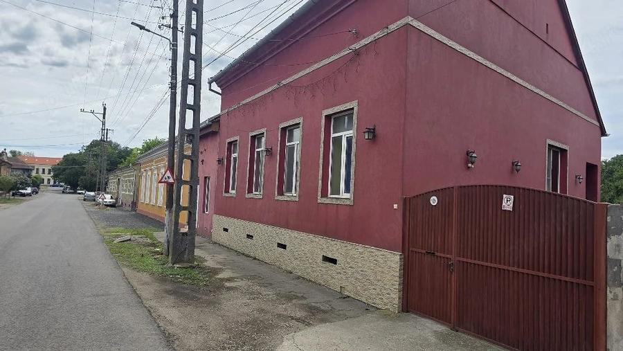 Casă cu 4 camere cu Teren 1688 Mp în Central