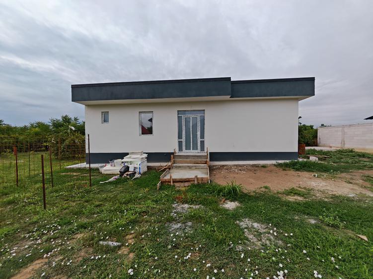 Casă individuală cu 4 camere cu Teren 300 Mp în Lumina