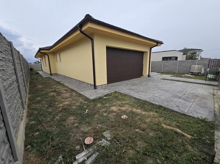 Casă individuală cu 4 camere cu Garaj în Moșnița Nouă