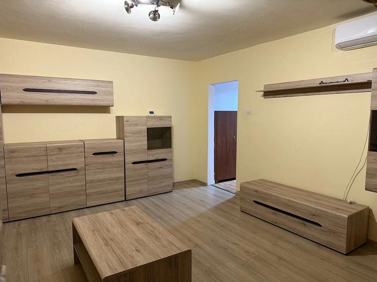 Apartament cu 3 camere semidecomandat în Dâmbovița