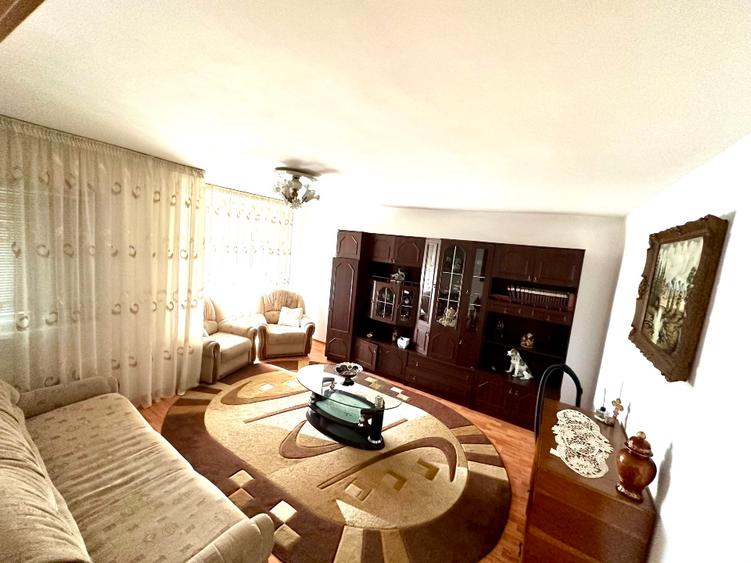 Apartament cu 3 camere decomandat în 1 Mai