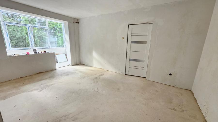 Apartament cu 3 camere semidecomandat în Micro 17