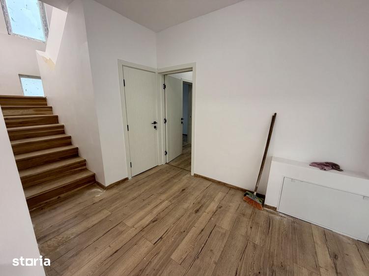 Casă cu 8 camere cu Teren 495 Mp în Glina