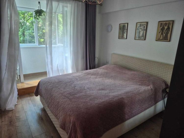 Apartament cu 3 camere semidecomandat, mobilat în Central