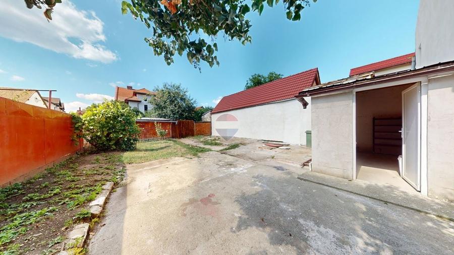 Casă individuală cu 7 camere cu Teren 319 Mp în Centrul Civic