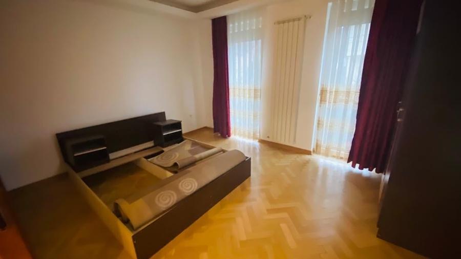 Casă individuală cu 5 camere cu Canalizare în Central