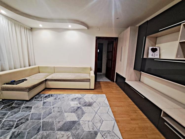 Apartament cu 3 camere semidecomandat, mobilat în Nufărul