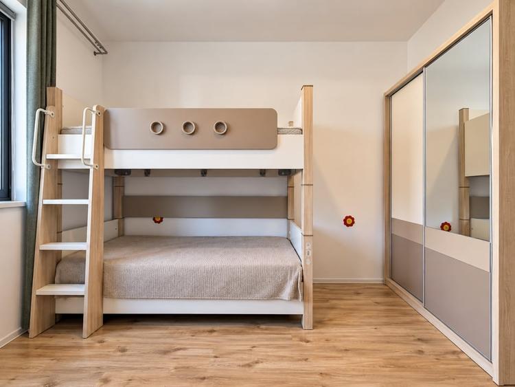 Apartament cu 4 camere decomandat, mobilat în Băneasa