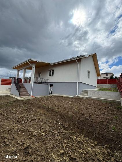 Casă cu 4 camere cu Teren 500 Mp în Podu Roș