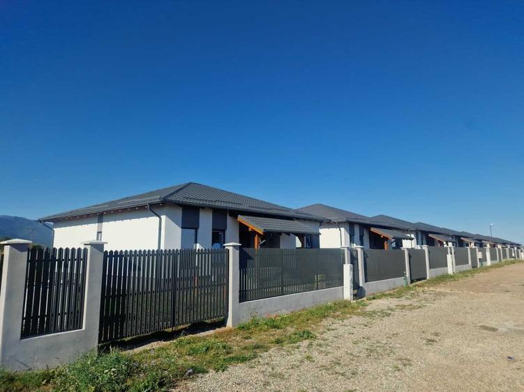 Casă cu 4 camere în Tărlungeni