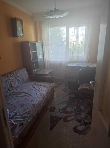 Apartament cu 4 camere semidecomandat în Central
