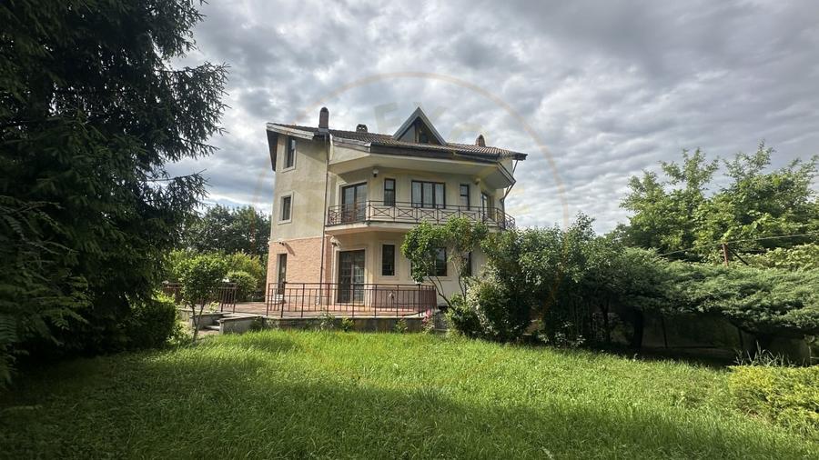 Casă individuală cu 9 camere cu Canalizare în Bascov