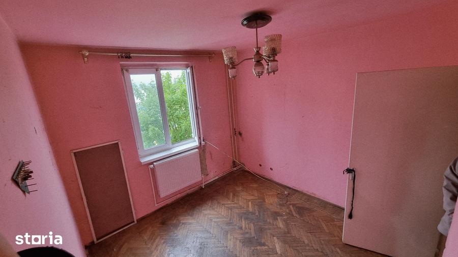 Apartament cu 3 camere decomandat în Petros