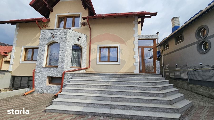Casă cu 6 camere cu Teren 1000 Mp în Șcheia