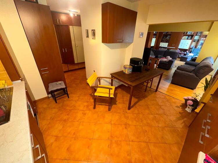 Apartament cu 4 camere semidecomandat, mobilat în Aviației