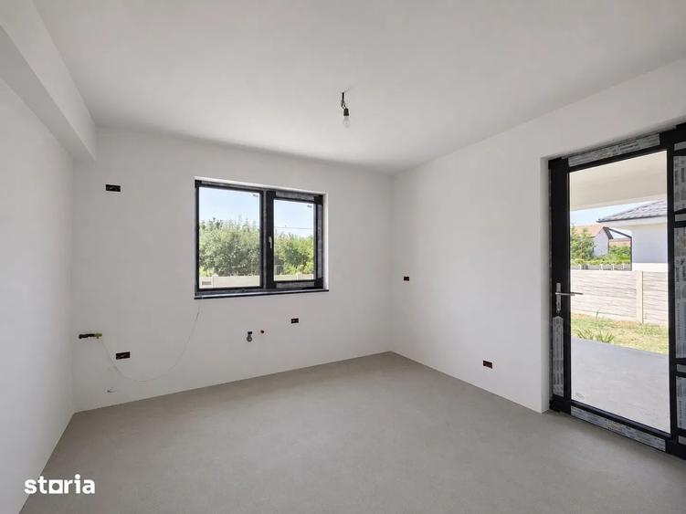 Casă cu 4 camere cu Teren 400 Mp în Domnești
