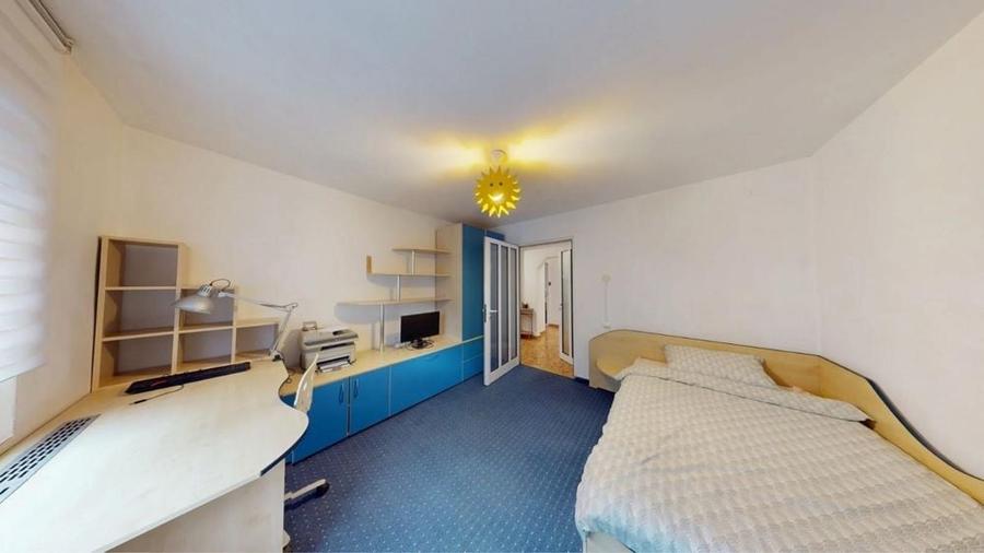 Apartament cu 3 camere decomandat în Astra