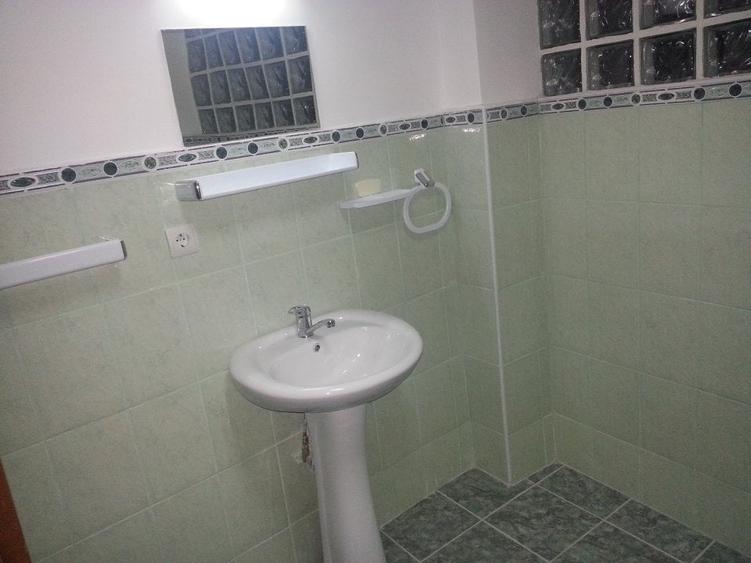 Casă cu 30 camere cu Canalizare în 13 Septembrie