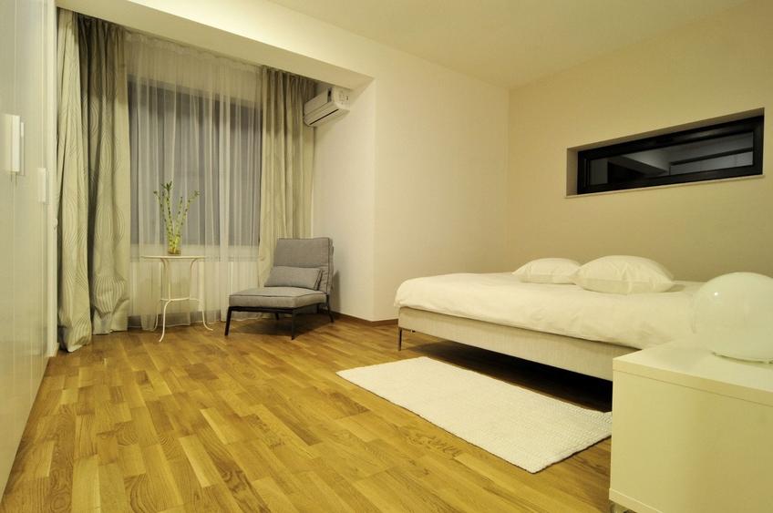 Apartament cu 4 camere decomandat, mobilat în Iancu Nicolae