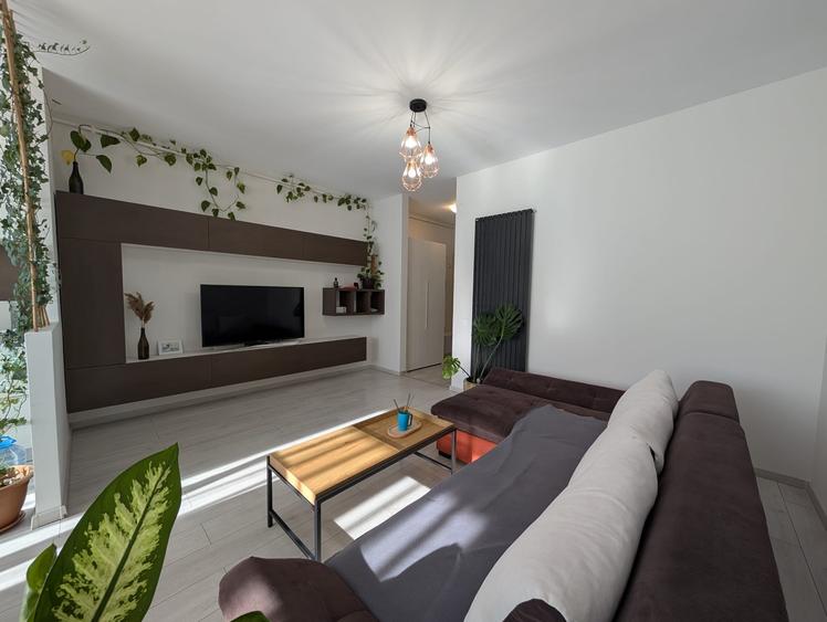 Apartament cu 3 camere semidecomandat, mobilat în Florești — fotografia 1