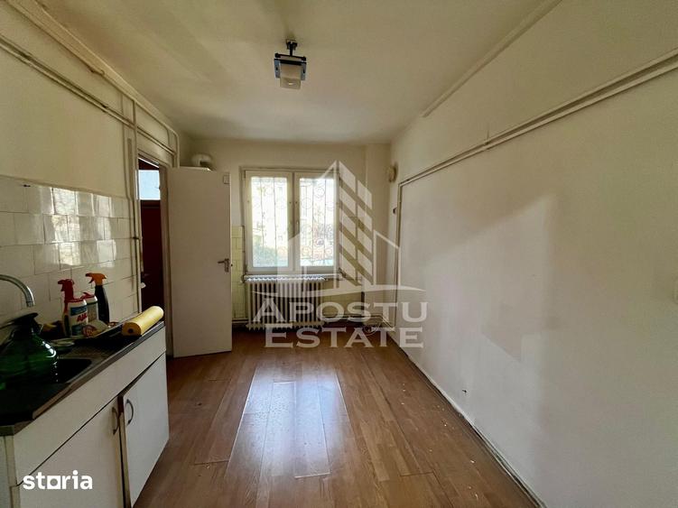 Apartament cu 4 camere semidecomandat în Take Ionescu