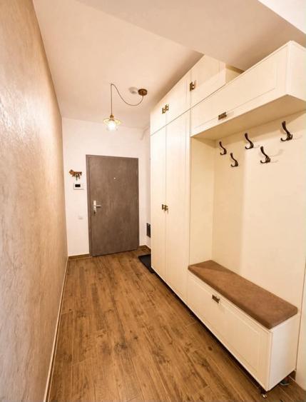 Apartament cu 3 camere decomandat în Tractorul