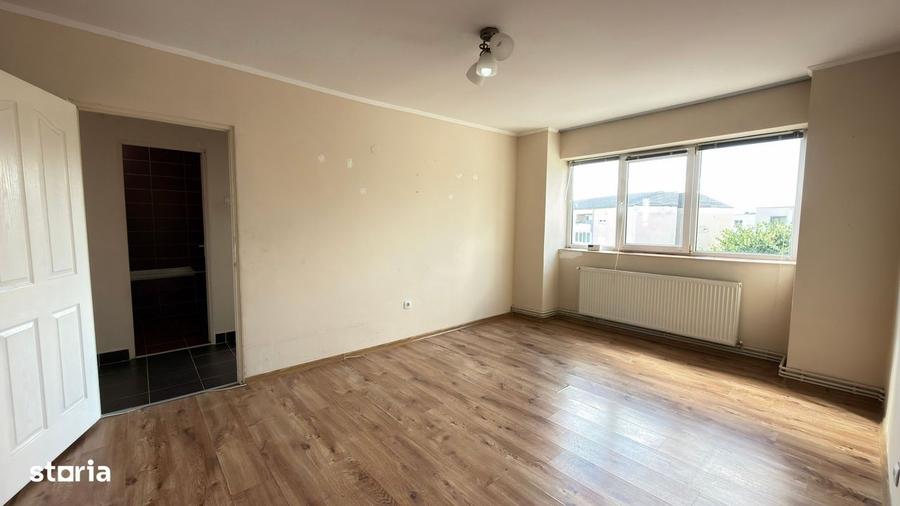Apartament cu 3 camere semidecomandat în Central