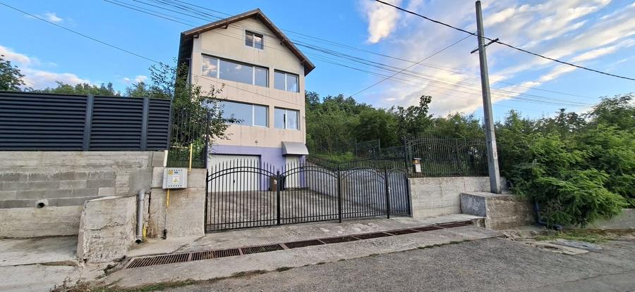 Casă cu 4 camere în Ștefănești
