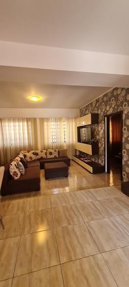 Casă cu 7 camere cu Teren 350 Mp în Est