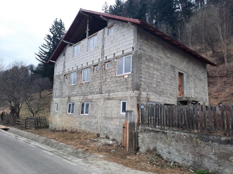 Casă individuală cu 8 camere cu Teren 800 Mp în Vădurele (Alexandru cel Bun)