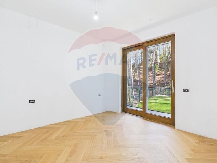 Apartament cu 4 camere decomandat în Calea Moroieni