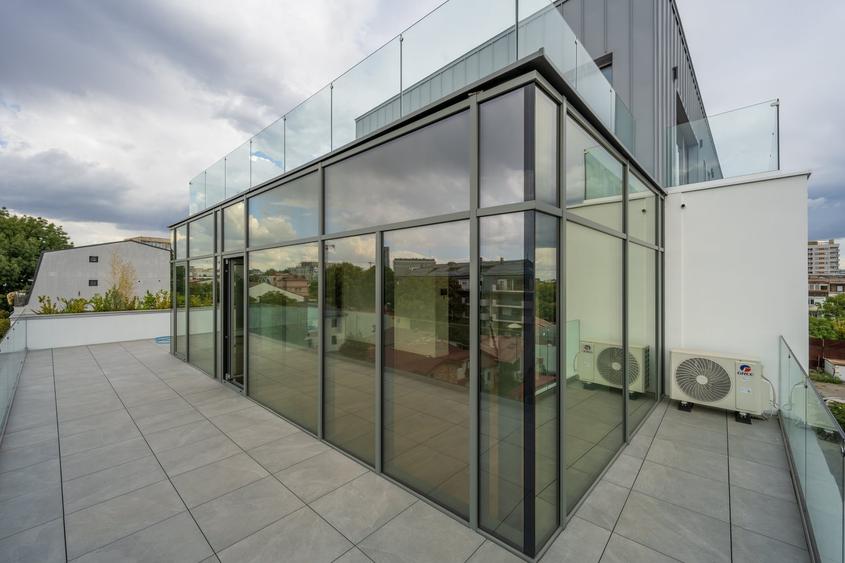 Penthouse cu 4 camere semidecomandat în Timpuri Noi