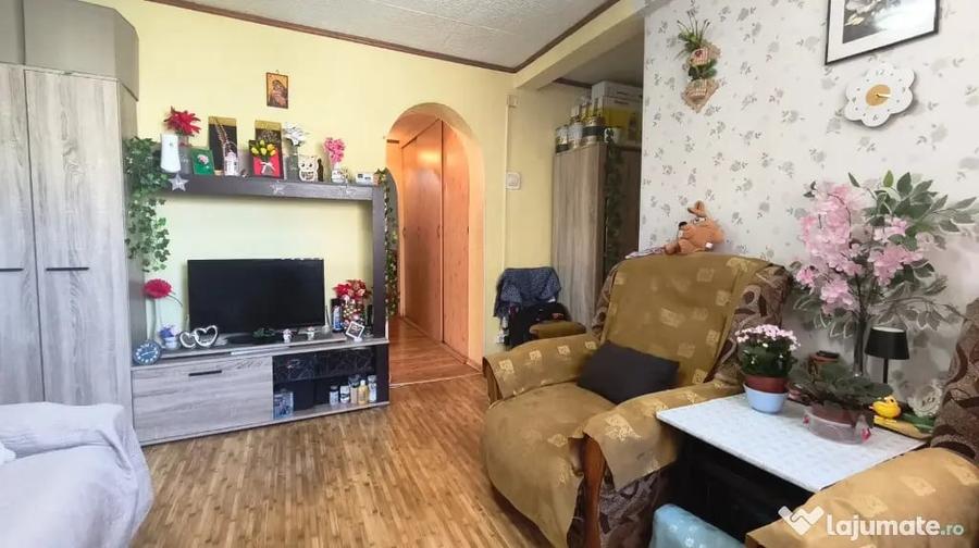 Apartament cu 3 camere semidecomandat în Gojdu