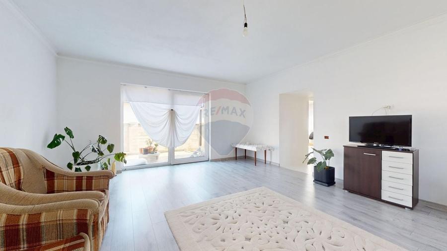 Casă individuală cu 5 camere cu Teren 500 Mp în Central
