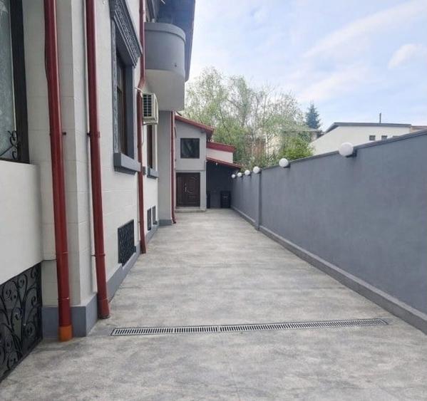 Casă cu 10 camere cu Teren 523 Mp în Victoriei