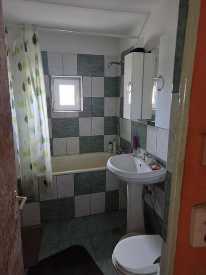 Apartament cu 3 camere decomandat în Stana
