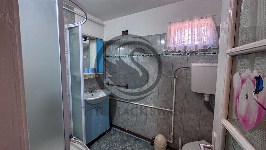 Casă individuală cu 5 camere cu Canalizare în Est