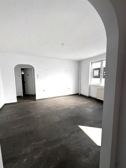 Apartament cu 3 camere decomandat în P-ța Mihai Viteazul