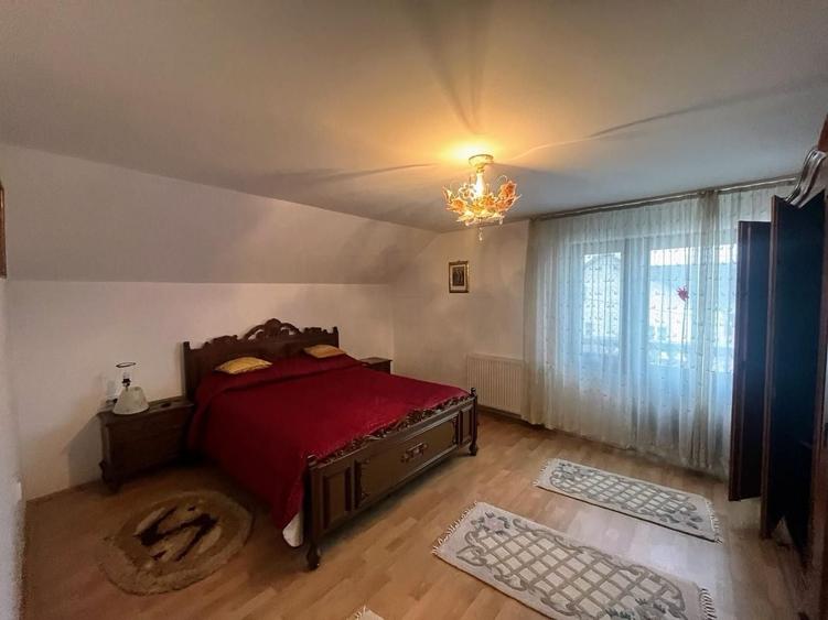 Casă individuală cu 8 camere cu Canalizare în Iaslovăț