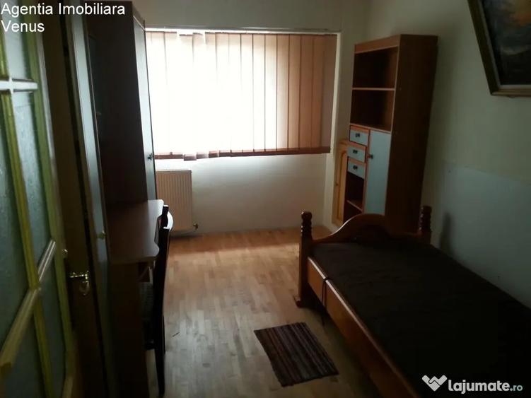 Apartament cu 4 camere decomandat în Central