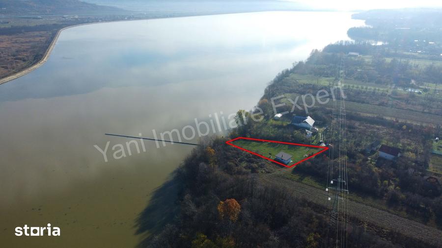 Teren de 1600 mp, în Merișani