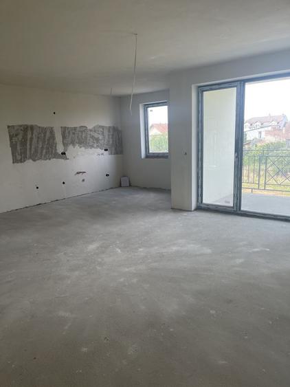 Apartament cu 3 camere semidecomandat în Dara