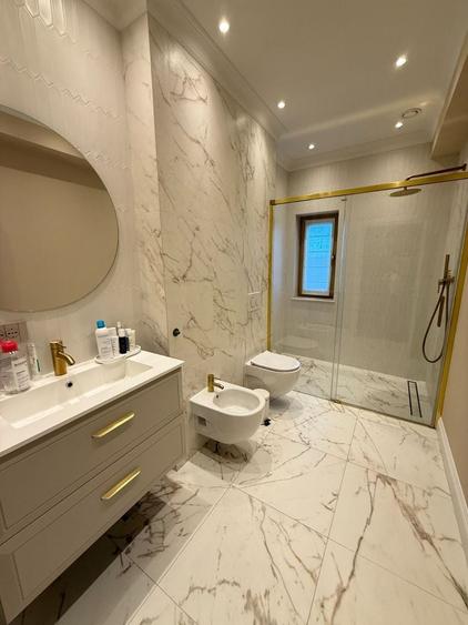 Casă individuală cu 6 camere cu Piscina în Lazu