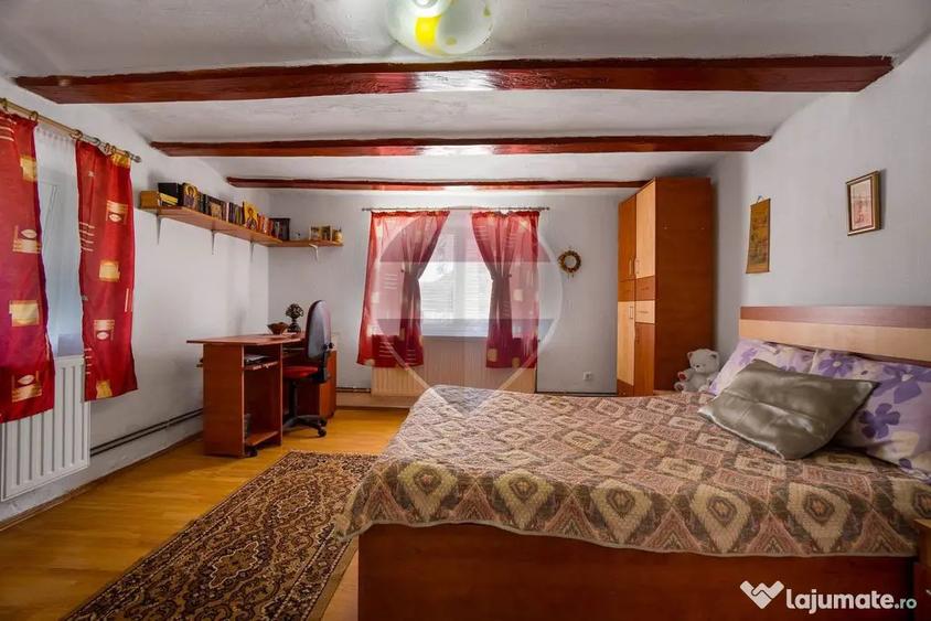 Casă cu 6 camere cu Teren 2794 Mp în Bunești